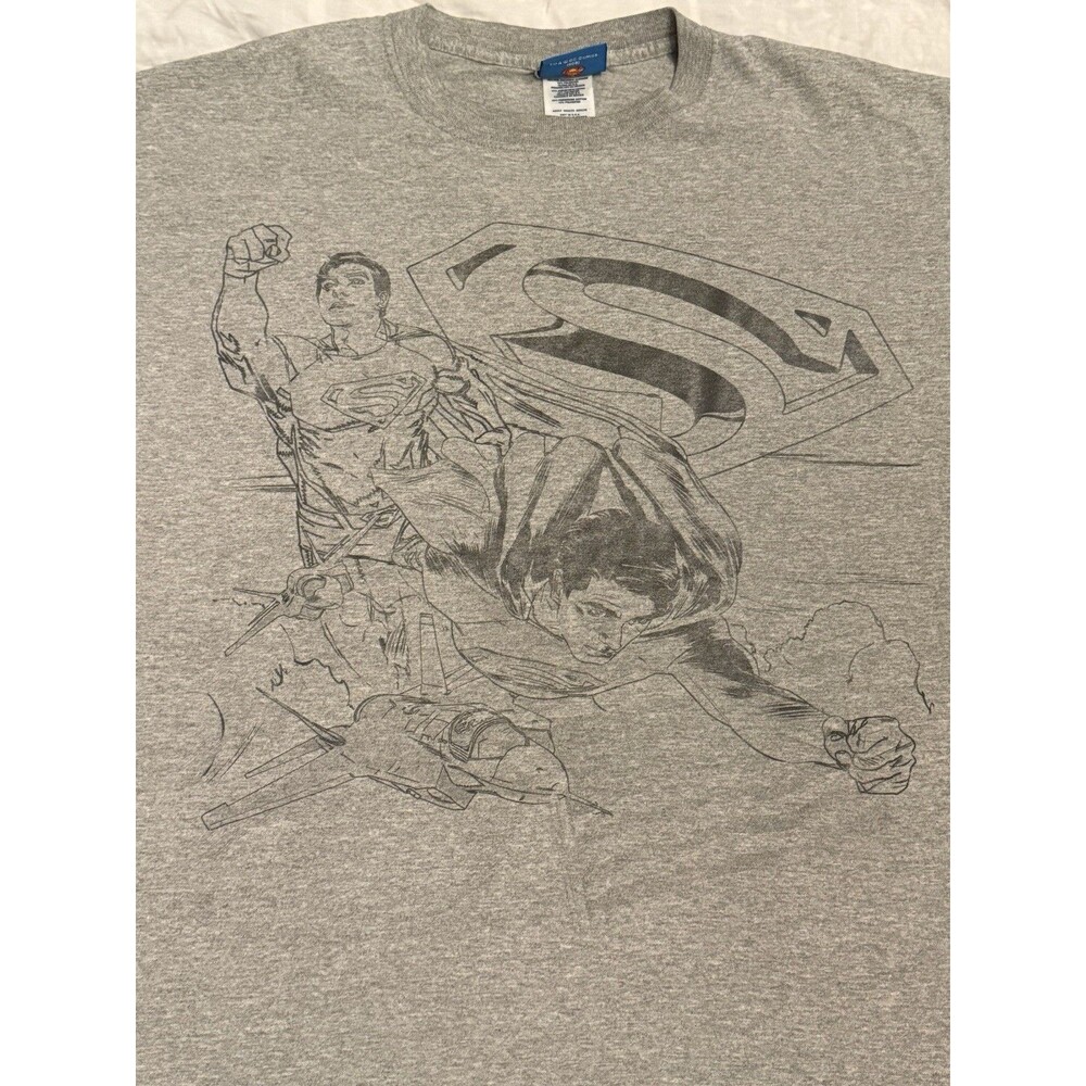 RARE Superman flying over city DC Comics Men's XL shirt Vt 2006 Short Sleeve